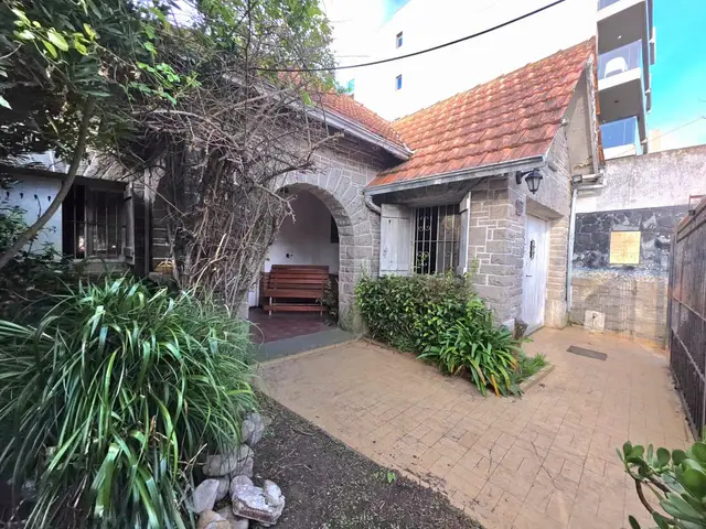 Casa de 4 ambientes en venta en LA PERLA