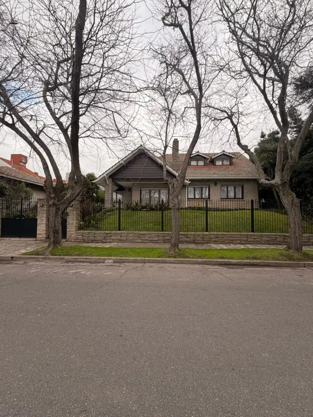 Casa de 4 ambientes en alquiler en DIVINO ROSTRO