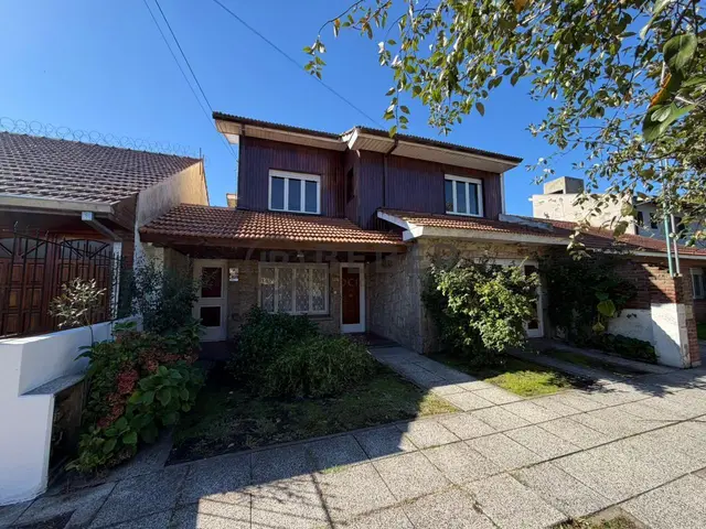 Casa de 4 ambientes en venta en VIRGEN DE LUJAN