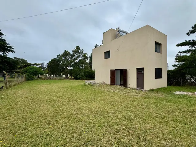 Casa de 3 ambientes en venta en LOS ACANTILADOS