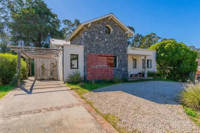 Casa de 4 ambientes en venta en Playa Chapadmalal