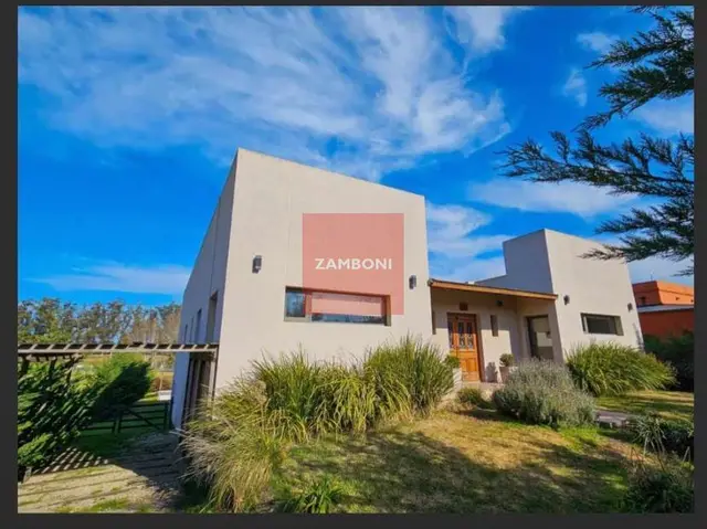 Casa de 4 ambientes en venta en Playa Chapadmalal