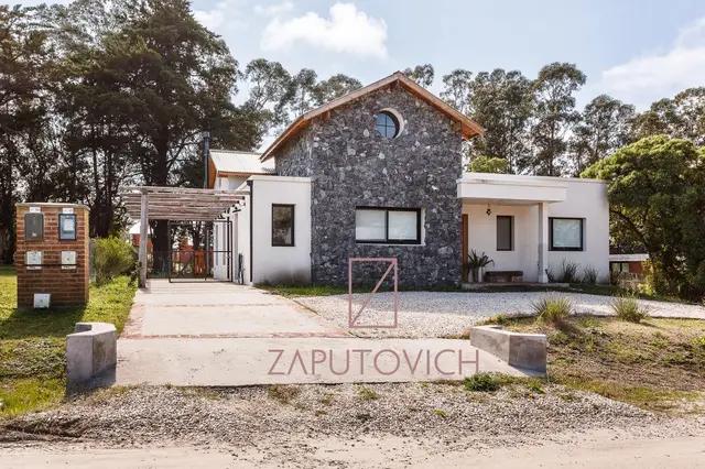 Casa de 4 ambientes en venta en Playa Chapadmalal