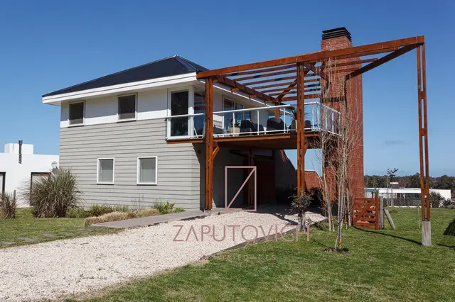 Casa de 4 ambientes en venta en Playa Chapadmalal