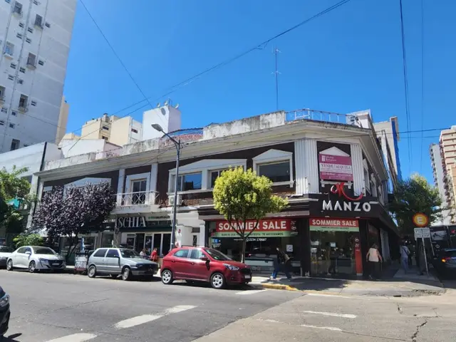 Local de 15 ambientes en venta en Centro