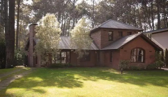 Casa de 6 ambientes en venta en Carilo