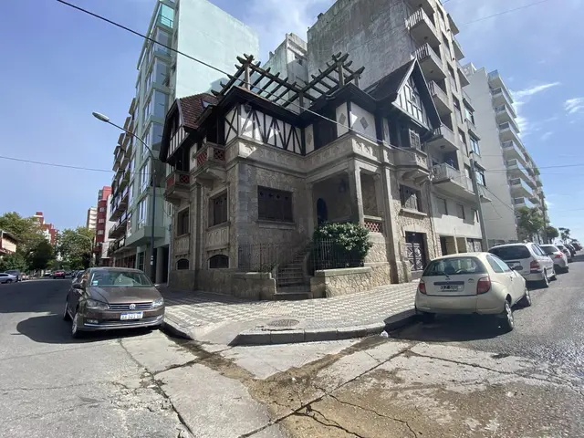 Casa de 10 ambientes en venta en LA PERLA