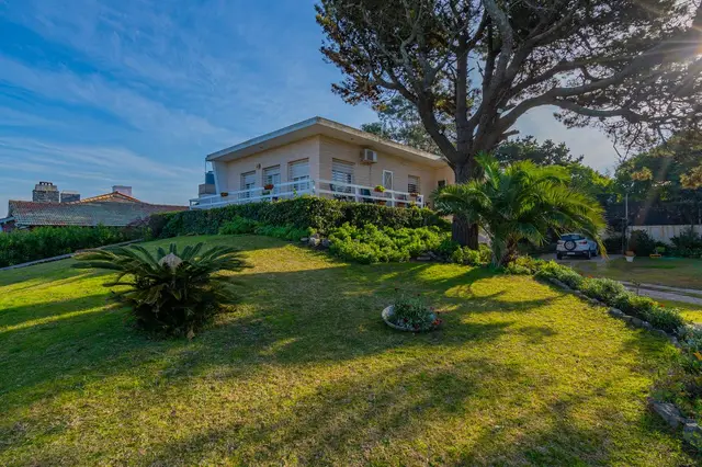 Casa de 9 ambientes en venta en ALFAR