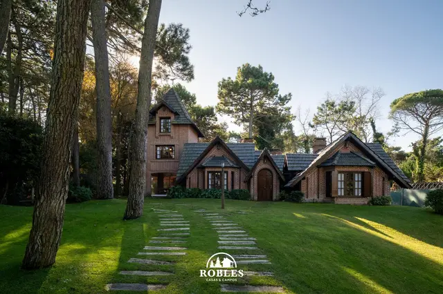 Casa de 5 ambientes en venta en Carilo
