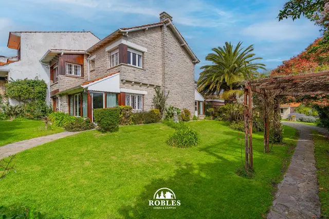 Casa de 5 ambientes en venta en LOS TRONCOS