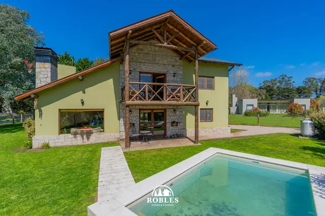 Casa de 4 ambientes en venta en Tierra y Mar