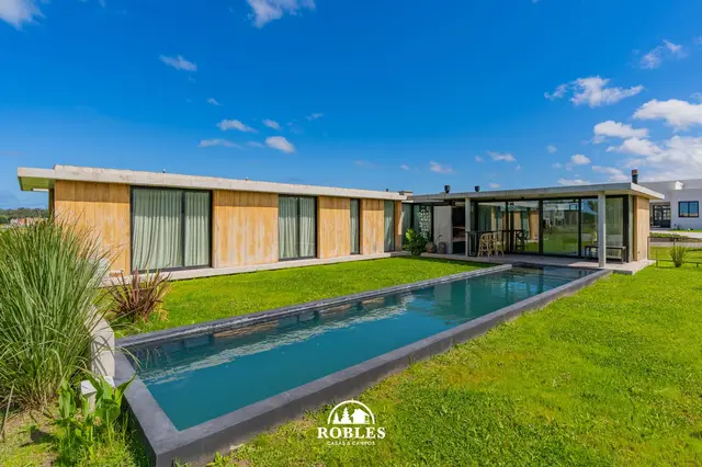 Casa de 4 ambientes en venta en LOS ACANTILADOS