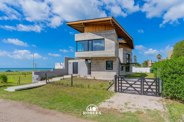 Casa de 4 ambientes en venta en LOS ACANTILADOS