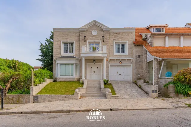 Casa de 5 ambientes en venta en LEANDRO N. ALEM