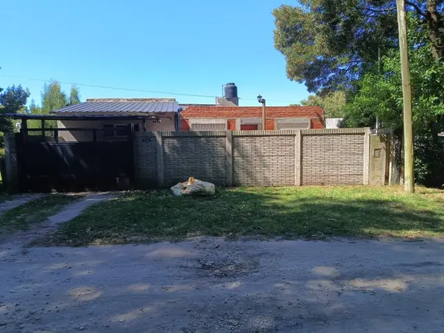 Casa de 4 ambientes en venta en CAMET FELIX U.
