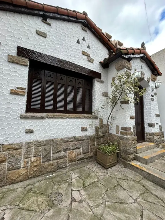 Casa de 4 ambientes en venta en LA PERLA