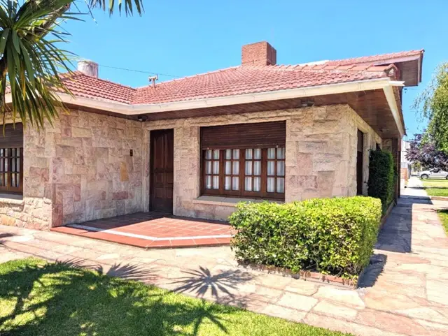 Casa de 4 ambientes en venta en TERMAS HUINCO