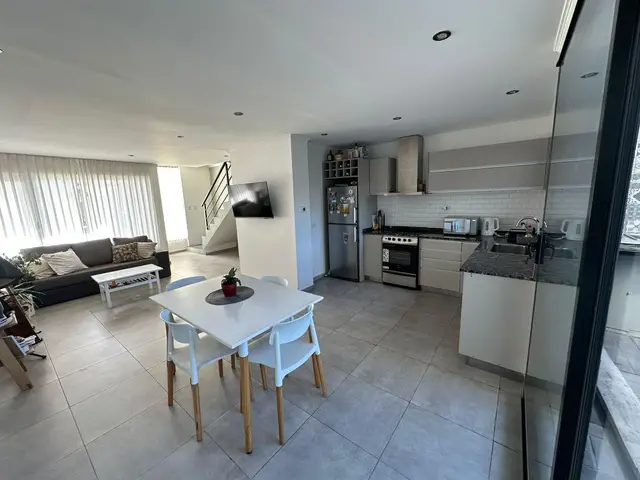 Casa de 4 ambientes en venta en VILLA PRIMERA