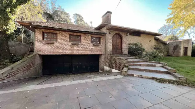 Casa de 5 ambientes en venta en PARQUE MONTEMAR-EL GROSELLAR