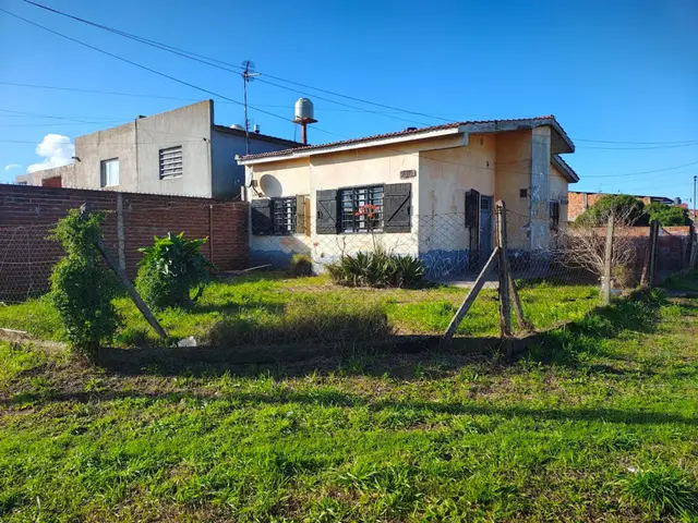 Casa de 3 ambientes en venta en CAMET FELIX U.