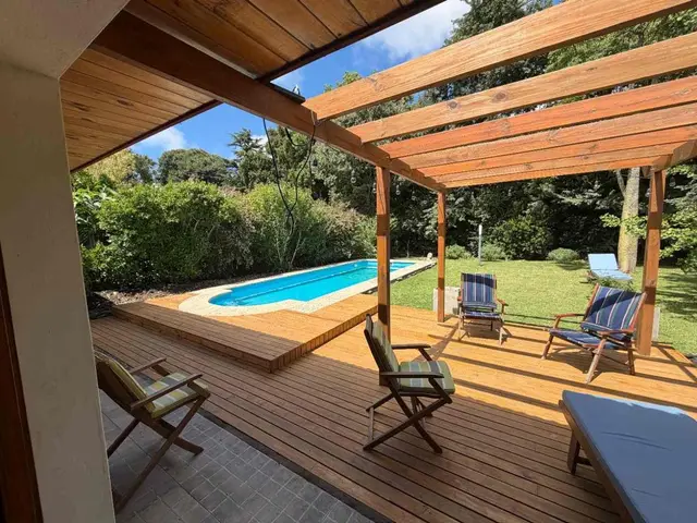 Casa de 4 ambientes en venta en PARQUE MONTEMAR-EL GROSELLAR