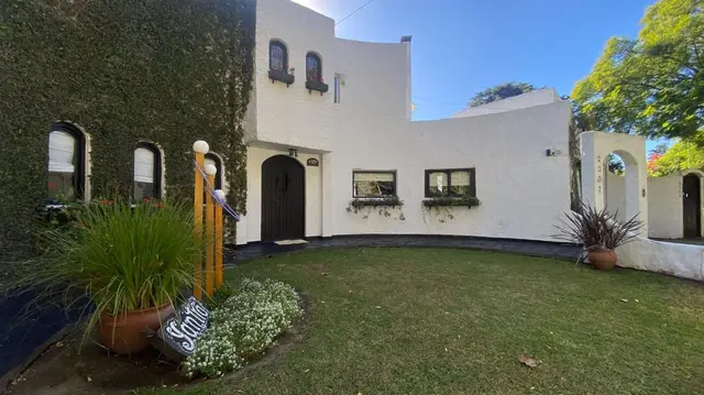 Casa de 4 ambientes en venta en PARQUE MONTEMAR-EL GROSELLAR