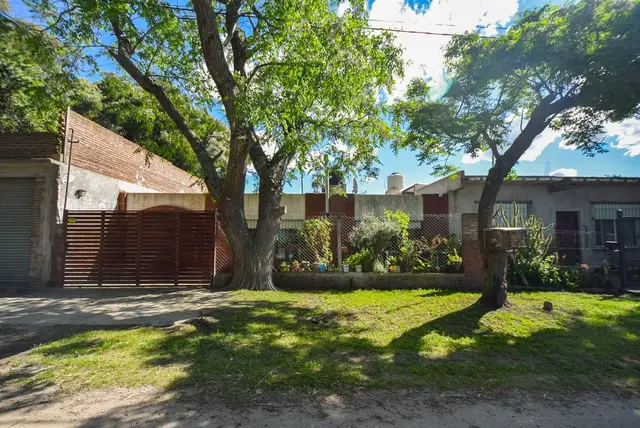Casa de 3 ambientes en venta en CAMET FELIX U.