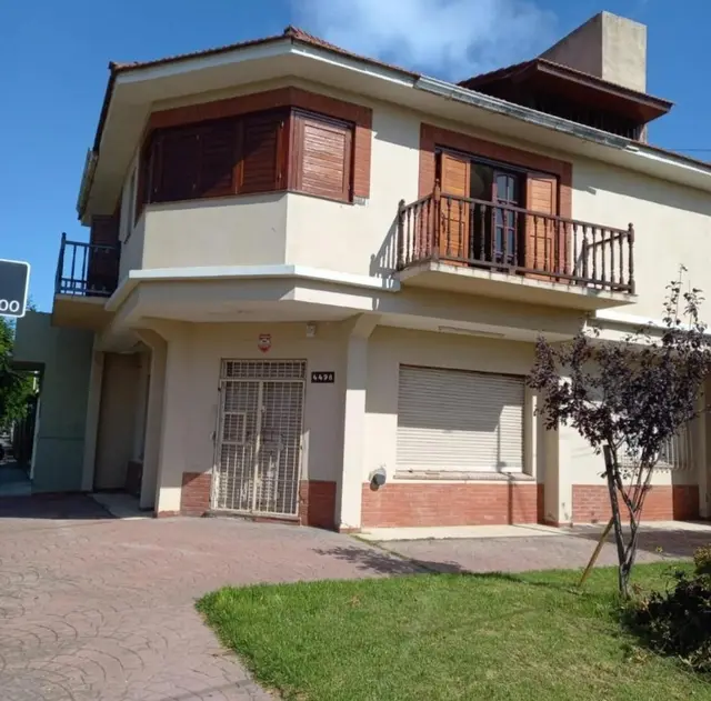 Casa de 4 ambientes en venta en SANTA MONICA