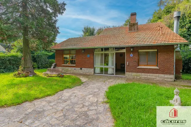Casa de 4 ambientes en venta en PARQUE MONTEMAR-EL GROSELLAR