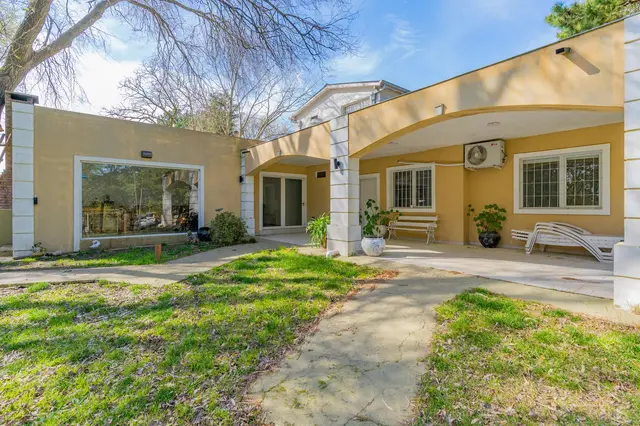 Casa de 4 ambientes en venta en LA GLORIA DE LA PEREGRINA