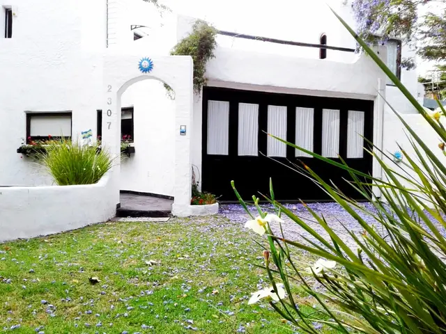 Casa de 5 ambientes en venta en PARQUE MONTEMAR-EL GROSELLAR
