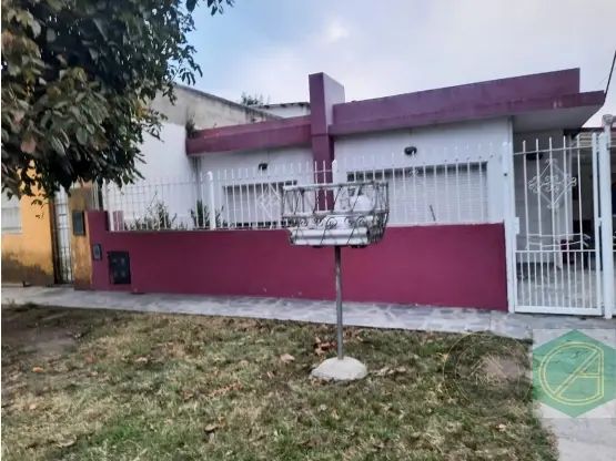 Casa de 3 ambientes en venta en Jorge Newbery