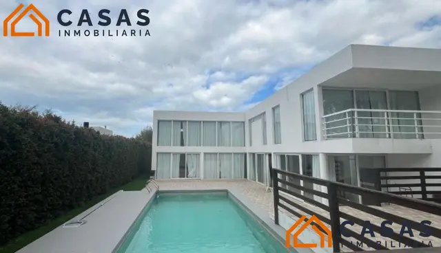 Casa de 5 ambientes en venta en LOS ACANTILADOS