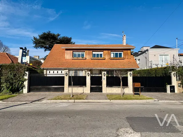 Casa de 6 ambientes en venta en DIVINO ROSTRO