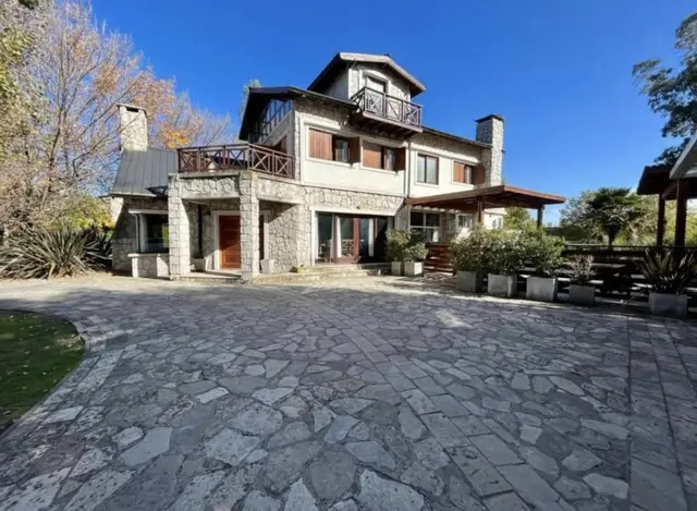 Casa de 12 ambientes en alquiler en Rumencó