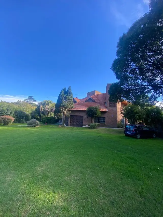 Casa de 6 ambientes en venta en PARQUE MONTEMAR-EL GROSELLAR