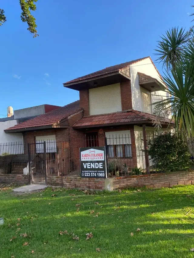 Casa de 4 ambientes en venta en PARQUE MONTEMAR-EL GROSELLAR