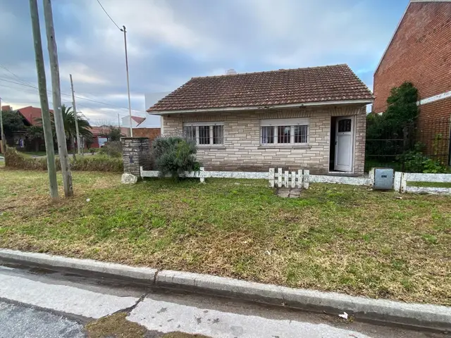 Casa de 3 ambientes en venta en PARQUE MONTEMAR-EL GROSELLAR