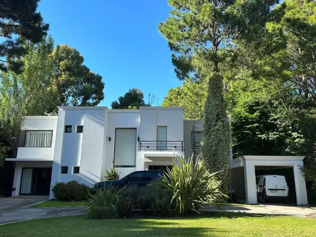 Casa de 3 ambientes en venta en Sarmiento