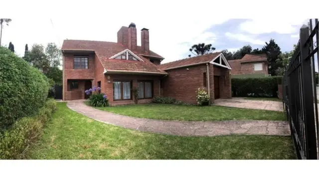 Casa de 5 ambientes en venta en SANTA MONICA