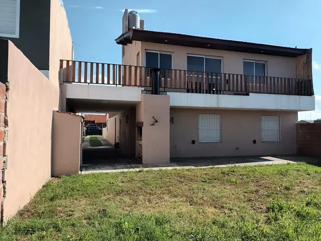 Casa de 4 ambientes en venta en CAMET FELIX U.
