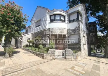 Casa de 4 ambientes en venta en LA PERLA