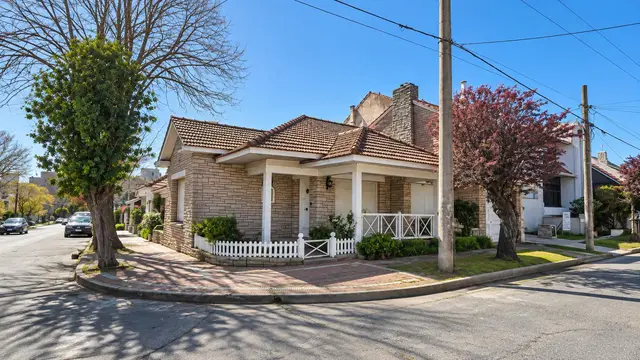 Casa de 4 ambientes en venta en Divino Rostro