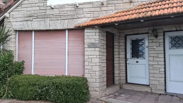 Casa de 5 ambientes en venta en LA PERLA