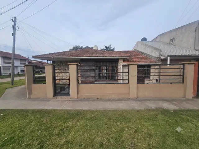 Casa de 4 ambientes en venta en AEROPARQUE