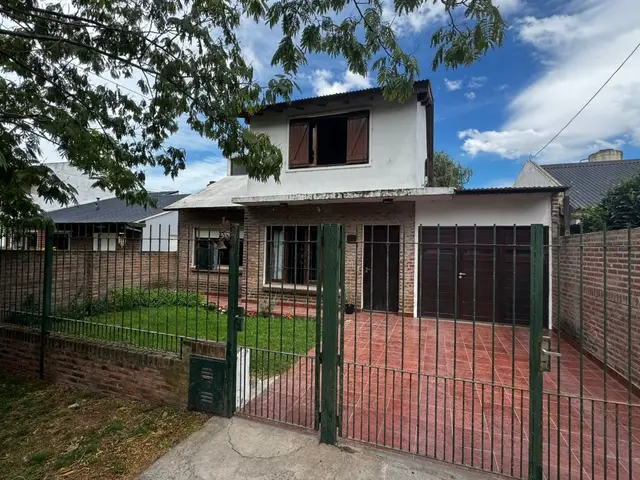 Casa de 5 ambientes en venta en PARQUE MONTEMAR-EL GROSELLAR