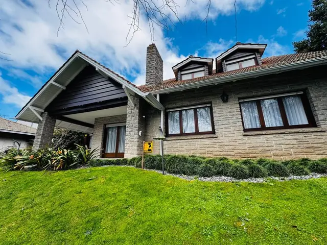 Casa de 5 ambientes en venta en Divino Rostro