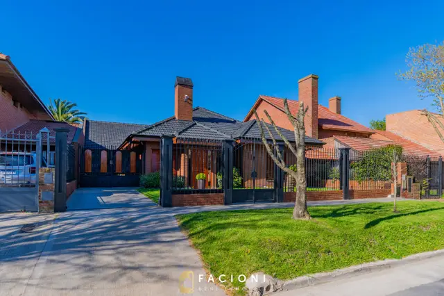 Casa de 5 ambientes en venta en Caisamar