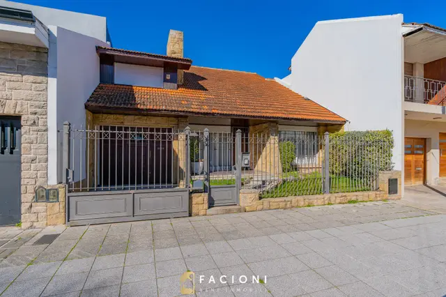 Casa de 4 ambientes en venta en PRIMERA JUNTA