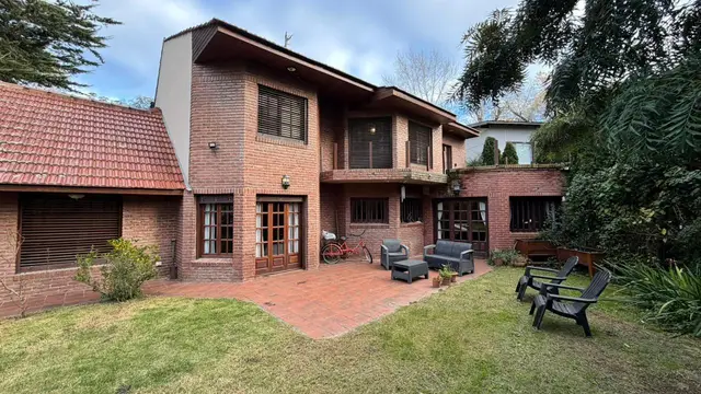 Casa de 4 ambientes en venta en PARQUE MONTEMAR-EL GROSELLAR